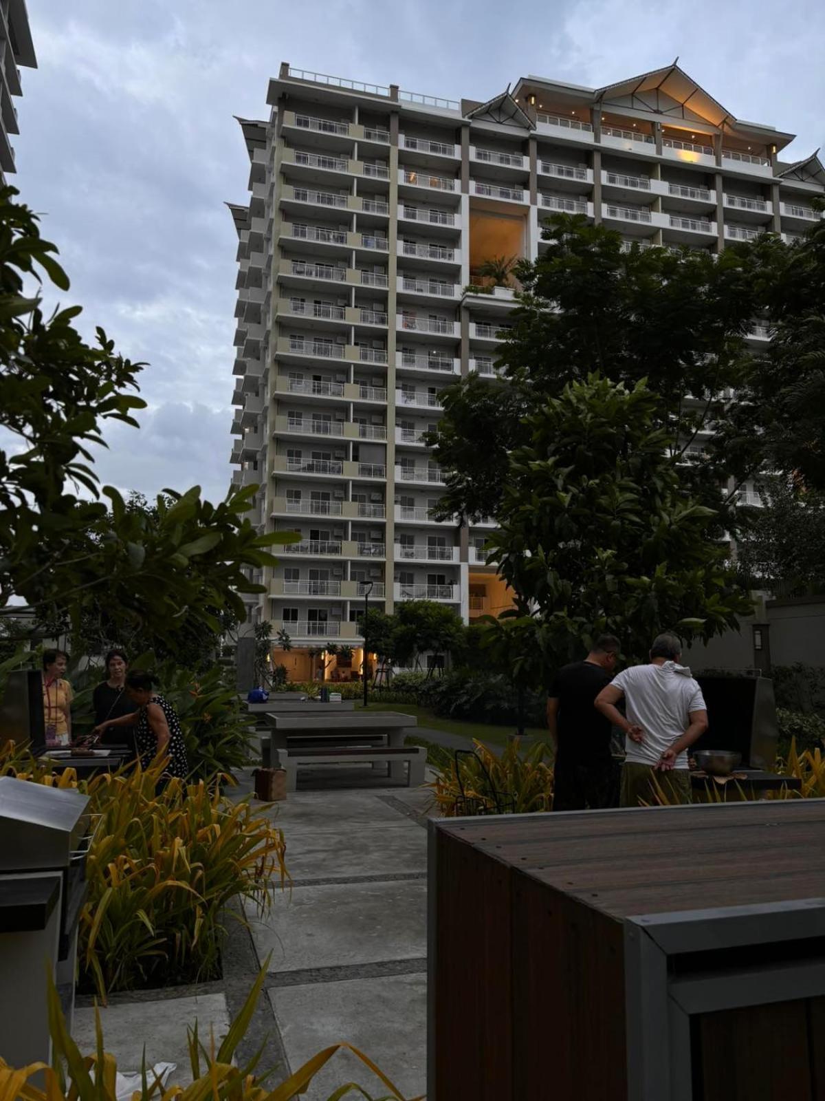 2 Bedroom Condo Unit Near Sm Bf & Naia At The Atherton By Dmci With 2 Balcony Paranaque City Exterior photo