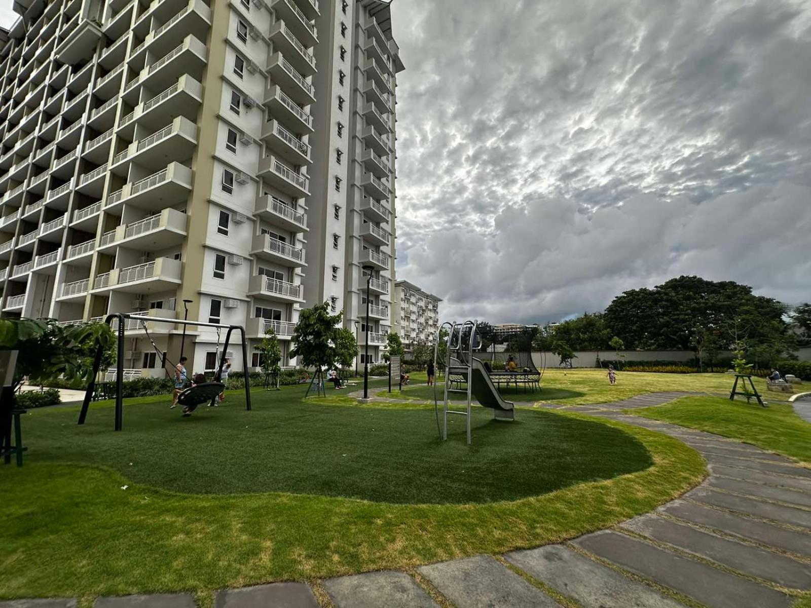 2 Bedroom Condo Unit Near Sm Bf & Naia At The Atherton By Dmci With 2 Balcony Paranaque City Exterior photo