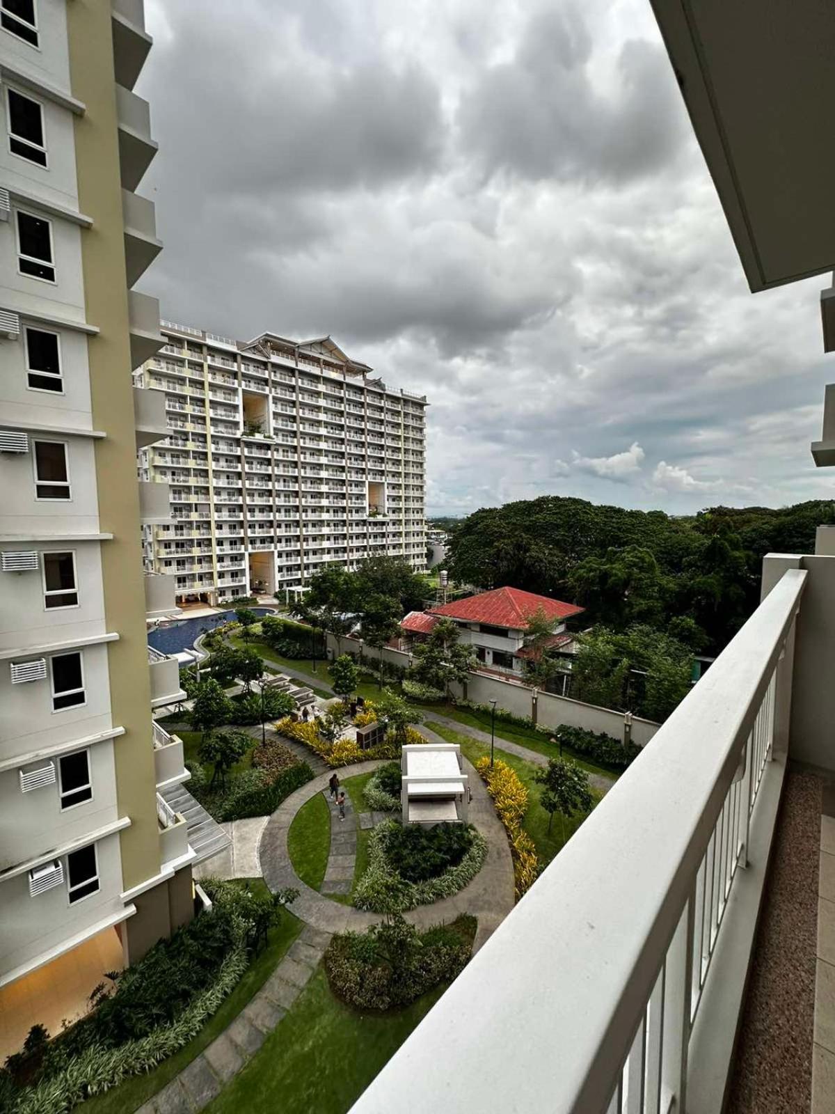2 Bedroom Condo Unit Near Sm Bf & Naia At The Atherton By Dmci With 2 Balcony Paranaque City Exterior photo