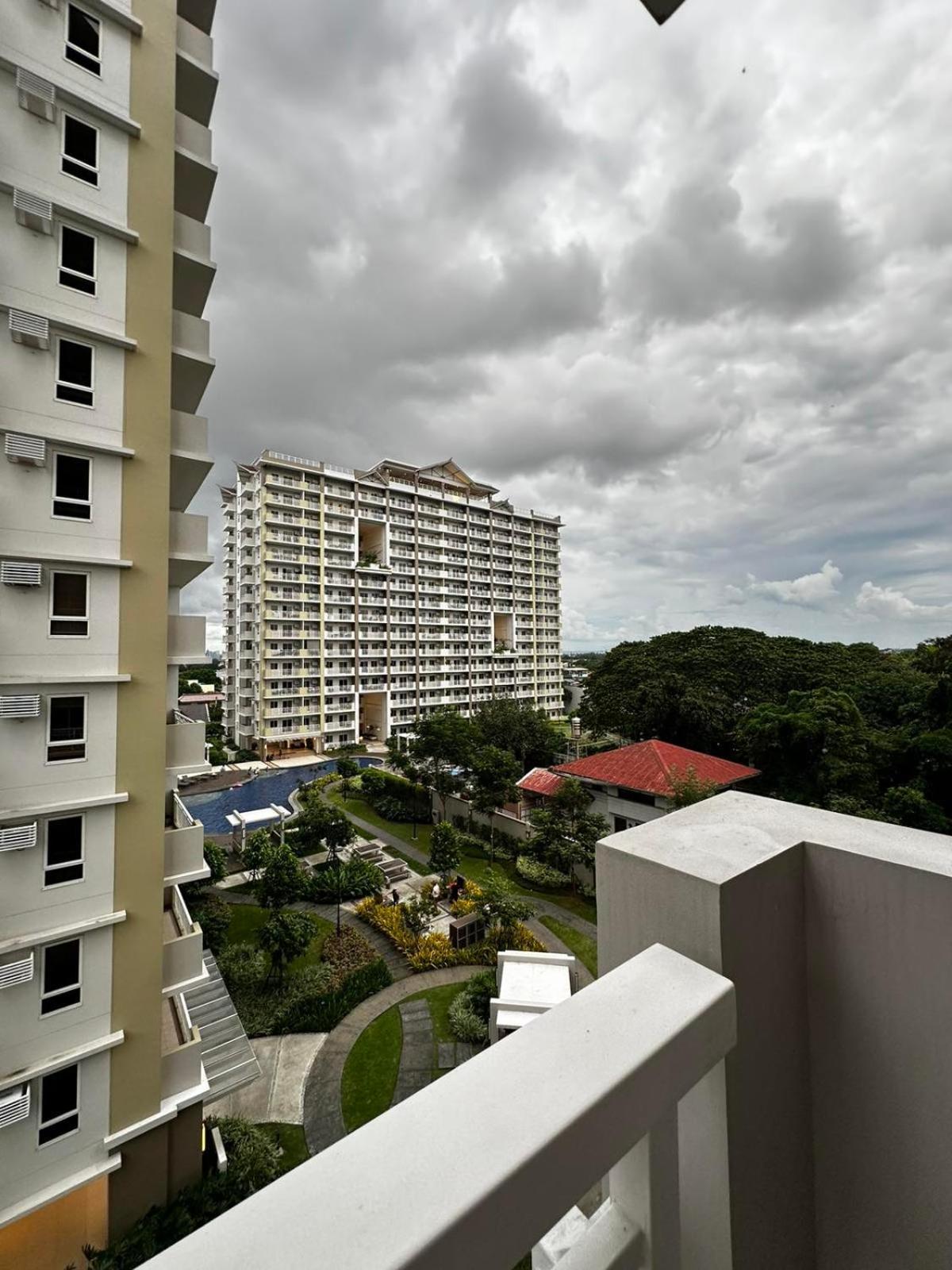 2 Bedroom Condo Unit Near Sm Bf & Naia At The Atherton By Dmci With 2 Balcony Paranaque City Exterior photo